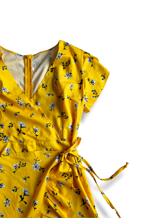 Желтое платье в цветочный принт на запах3 фото