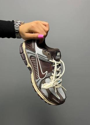 Кросівки nike wmns zoom vomero 5 'earth fossil'5 фото