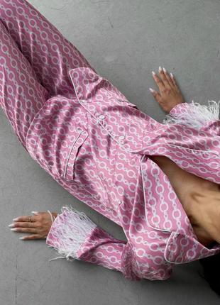 Невероятный яркий сатиновый костюм в пижамном стиле с перьями10 фото
