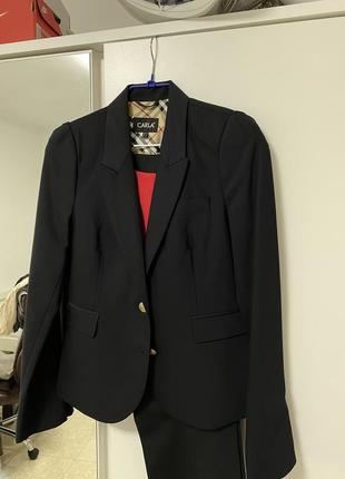 Діловий жіночий костюм