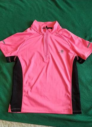 Яскрава спортивна футболка