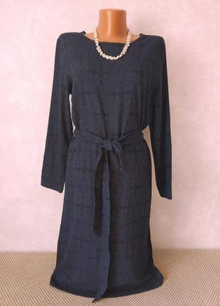 Элегантное облегающее трикотажное платье с красивой выделкой ткани темно-синего цвета 46-48 размера2 фото