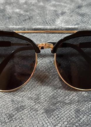 Черные солнцезащитные очки