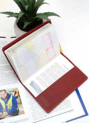 Обкладинка шкіряна на закордонний паспорт "карта" (червона)4 фото