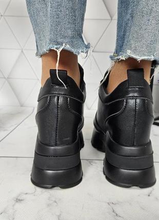 Сникерсы, кроссовки.