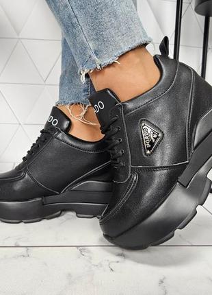 Сникерсы, кроссовки.