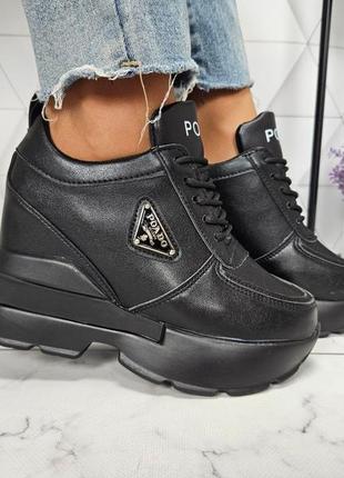 Сникерсы, кроссовки.