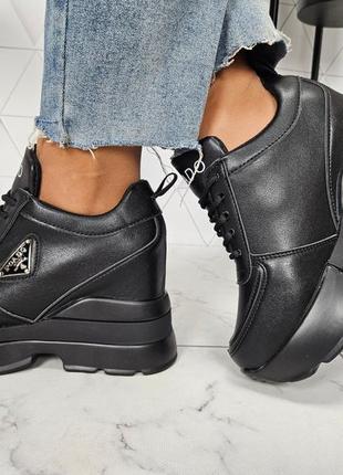 Сникерсы, кроссовки.