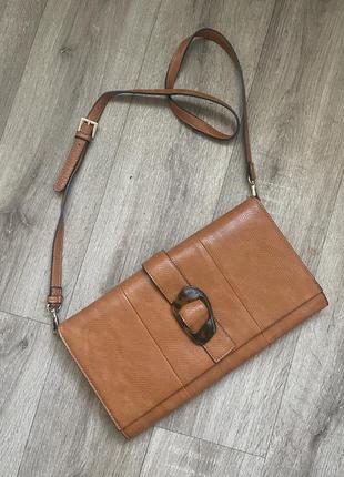 Сумка клатч reserved рыжего цвета с пряжкой