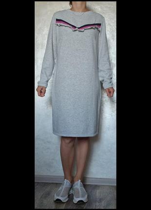 Трикотажное платье прямого кроя спортивного типа