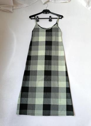 Сукня сарафан в клітинку довжини міді з легкої тканини красиво буде виглядати на гольфик або футболк