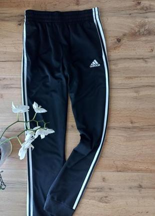 Adidas спортивні штани з лампасами s-розмір. оригінал  колекція 2022  на легкому флісі