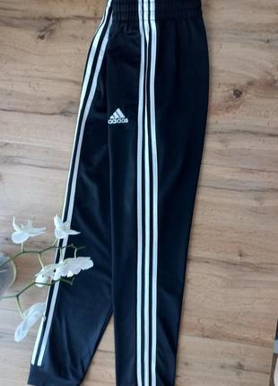 Adidas спортивные штаны с лампасами s-размер. оригинал коллекция 2022 на легком флисе3 фото