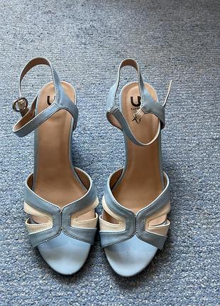 Лакированные голубые босоножки на танкетке