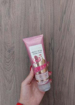 Крем для тіла bath&body works sweet petal pound cake body cream 226 г