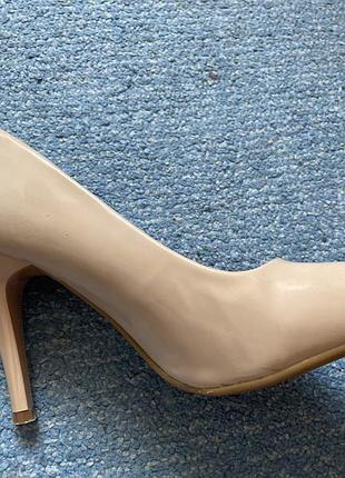 Бежеві лаковані туфлі на каблуці