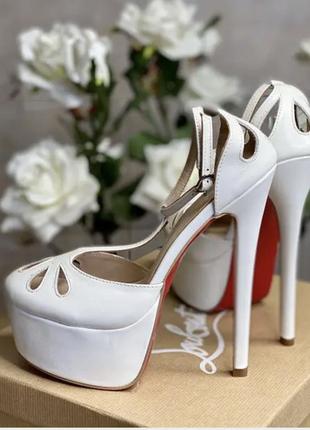 Жіночі босоніжки туфлі в стилі louboutin amyada лабутини