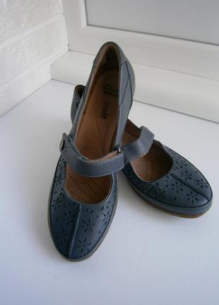 Гарні жіночі туфлі з натуральної шкіри clarks,2 фото
