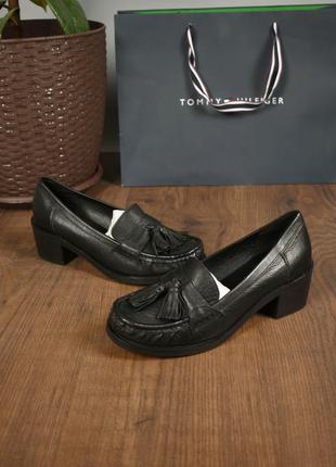 Schuh женские черные кожаные лоферы с кисточками размер 39