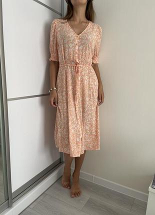 Персиковое платье в цветочный принт5 фото