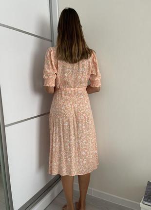 Персиковое платье в цветочный принт9 фото
