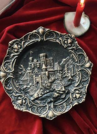 Старинная тарелка-барельеф из бронзы в стиле рококо, 19 века или начало 20 бронза панно замок коллекционная