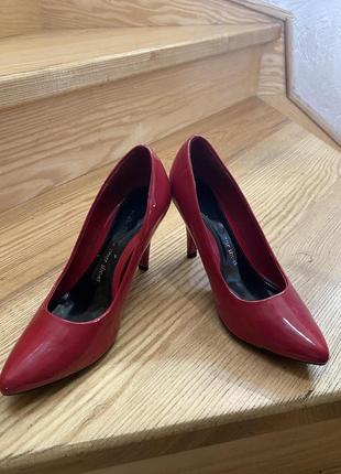 Красные лаковые туфли из кожзам на высоком каблуке1 фото