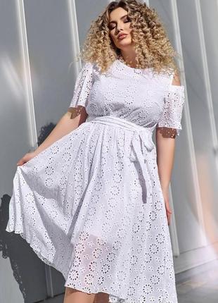 Белое летнее платье с открытыми плечами из прошвы на подкладке из батиста батал с 50 по 60 размер3 фото