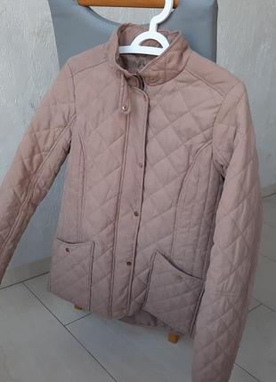Бежевая куртка с утеплителем размер м