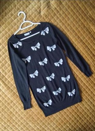 Светр на розмір 44-46,плечі 36,довжина 78 см,довжина рукава 61 см.