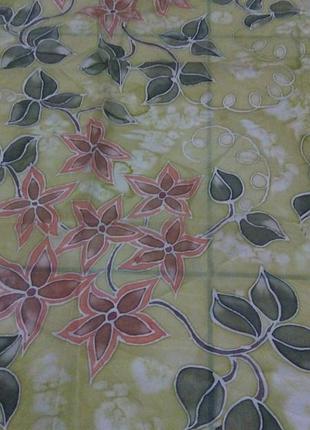 Нежный, шёлковый платок с цветочным принтом