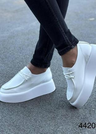 Стильні натуральні жіночі туфлі білого кольору, жіночі туфлі на шнурівці та завищеній підошві