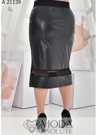 Черная облегающая юбка ниже колена из эко-кожи на трикотажной основе батал с 50 по 80 размер4 фото