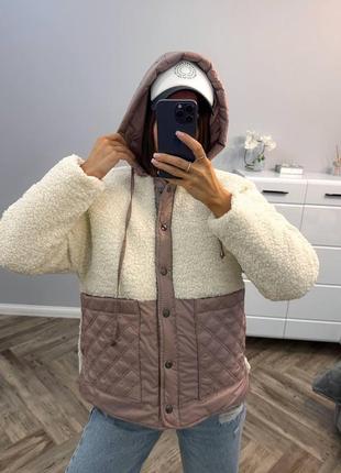 Стильна жіноча куртка "барашка" молочно-пудрового кольору з кишенями на капюшоном