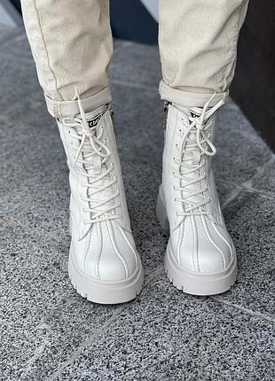 Жіночі зимові стильні шкіряні білі чоботи на шнуровці