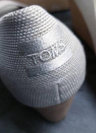 Toms оригинал очаровательные бежевые босоножки на танкетке2 фото