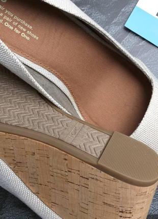 Toms оригінал чарівні бежеві босоніжки на танкетці4 фото