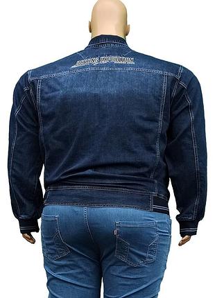 Большого размера джинсовая куртка.