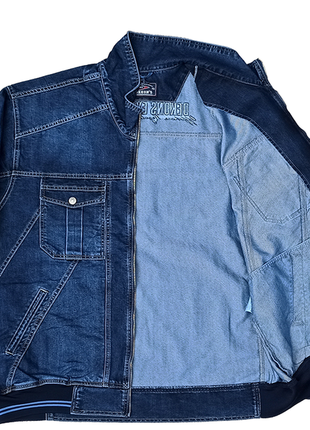 Большого размера джинсовая куртка.