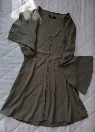Однотонное платье missguided на пуговичках с длинными разлетающимися рукавами1 фото
