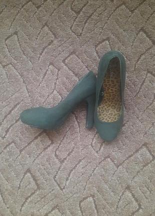 Туфлі на підборах