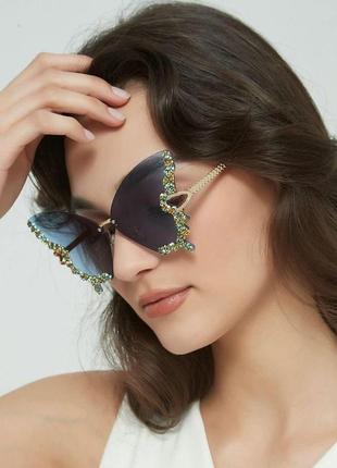 Утонченные женские очки солнцезащитные в форме бабочки синий градиент в шикарных камнях