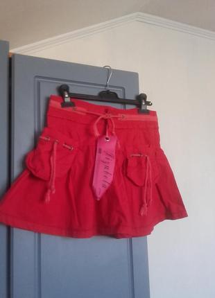 Юбка червоного кольору на дівчинку підліток.