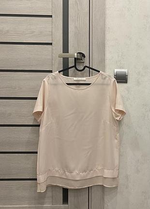 Блузка с коротким рукавом.