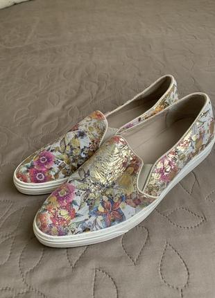 Лоферы, слипоны в цветы кожаные