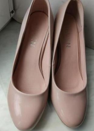 Лакові пудрові бежеві туфлі туфли р. 36