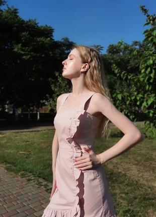 Розовое платье, изготовленное из 100% хлопка