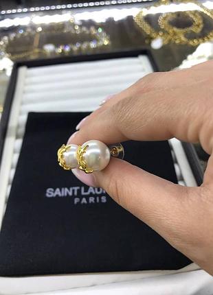 Брендові сережки з білою перлиною у позолоті