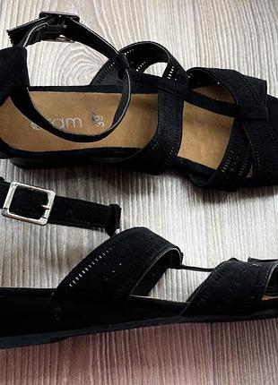 Шикарные замшевые босоножки на танкетке