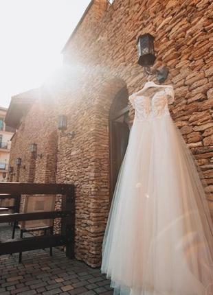 Свадебное платье, не венчанное, цвета айвори. платье с изящным шлейфом (шлейф можно застегнуть ).2 фото